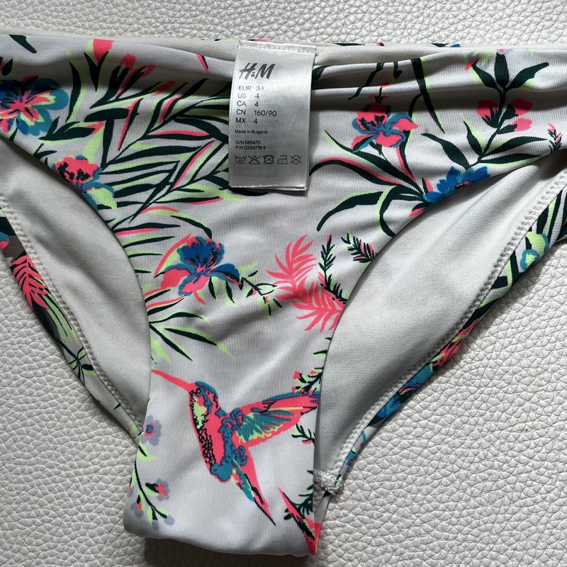 H&M Kolibri
Bikinialaosa polyesteri-elastaania.
Koko 34.