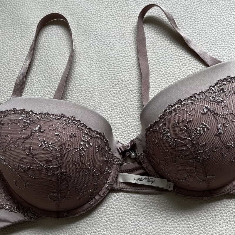 Miss Vanity push up-rintaliivit, väri taupe/hento luumu. Rusetti & helmikoriste.
Koko 85C.
Käsinpesu.