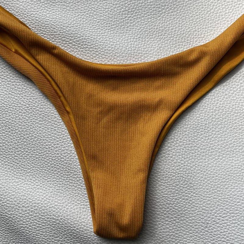 Kullanvärinen bikini-alaosa.
Koko L.
Miellyttävä sileä spandex-vuori.