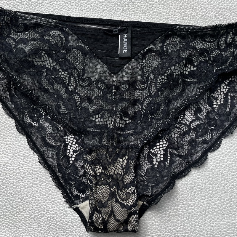 Mustat CHANGE pitsialushousut beigellä aluskankaalla
Koko 40, nylon/spandex.
Tähän sopivat rintaliivit myös myynnissä sivustolla!