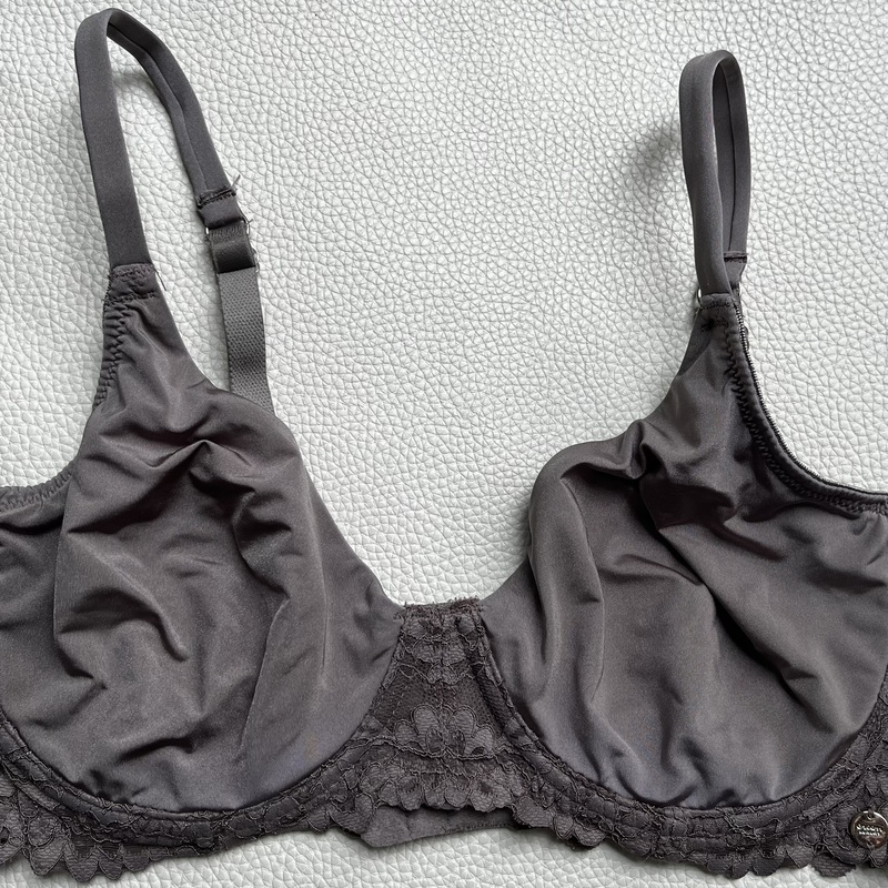 Cream Luxury kaarituetut pitsikoristeiset rintaliivit.
Väri taupe. Koko 75C