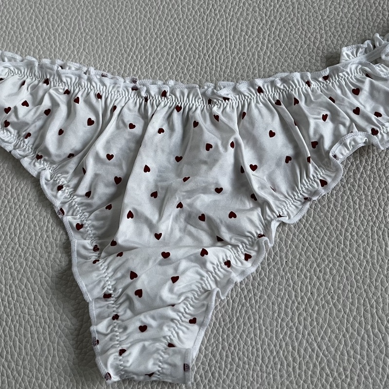 Valkoiset alushousut kierrätettyä polyamidisekoitetta,  kauttaaltaan pieni sydänkuvio ja röyhelömäinen reuna. Kevyt, hengittävä materiaali ja mukava, hyvin istuva malli.
Lindex,  koko L.