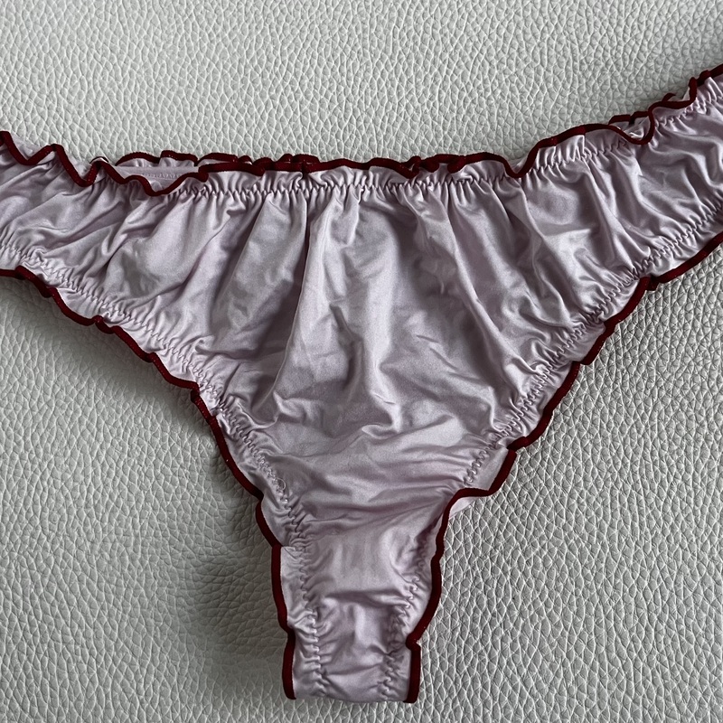 Romanttiset pin-up -henkiset röyhelöstringit kontrastireunoin, kierrätettyä polyamidisekoitetta. Runsas poimutus. 

Lindex, koko L