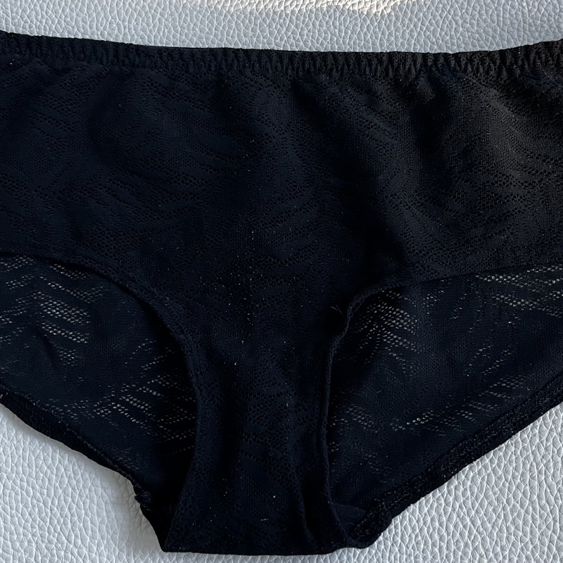 Minimalistinen mesh-hipster- malli. Kevyt ja hengittävä materiaali yhdistettynä saumattomaan ilmeeseen tekee mallista huomaamattoman vaatteiden alla.
Lindex, koko M