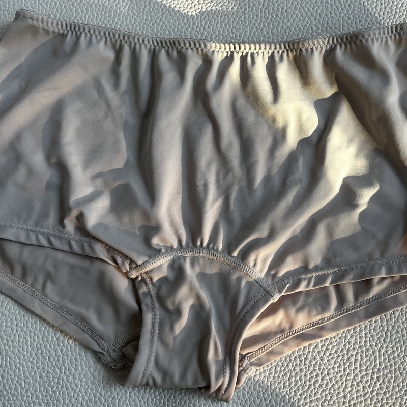 Puuterinväriset pehmeät alushousut. Kevyt ja joustava shortsimalli, jossa pidempi sivuosa. Mukava istuvuus ja huomaamaton valinta jokapäiväiseen käyttöön Body, Koko S
