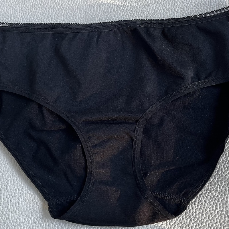 Mustat pehmeät alushousut. Kevyt ja joustava perusmalli sileästä materiaalista. Huomaamaton istuvuus ja mukava valinta jokapäiväiseen käyttöön.
Pola, koko  S (36-38).