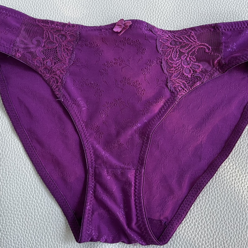 Violetit alushousut pitsillä. Pehmeä ja joustava malli, jossa sivuilla pitsipaneelit ja edessä pieni rusetti. Polyesteri. Mukava istuvuus arkeen. Pola, koko S.