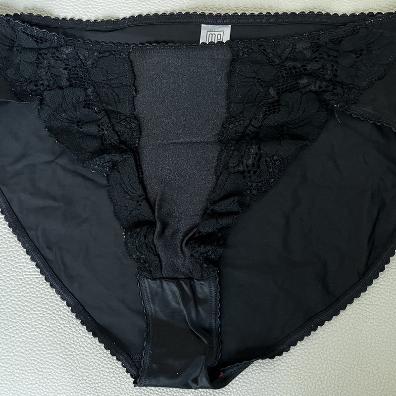 Mustat alushousut, pehmeä ja joustava malli, jossa edessä pitsipaneelit ja sileät sivuosat. Mukava istuvuus arkeen.
Just for Me, koko L.
