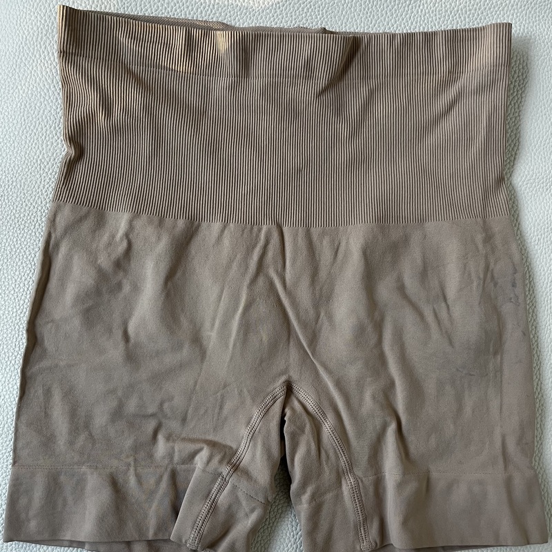 Muotoilevat alushousut,   Korkea, ribattu vyötärö, pidemmät lahkeet, mukava päällä. ei hankausta.
Esmara, koko XL .