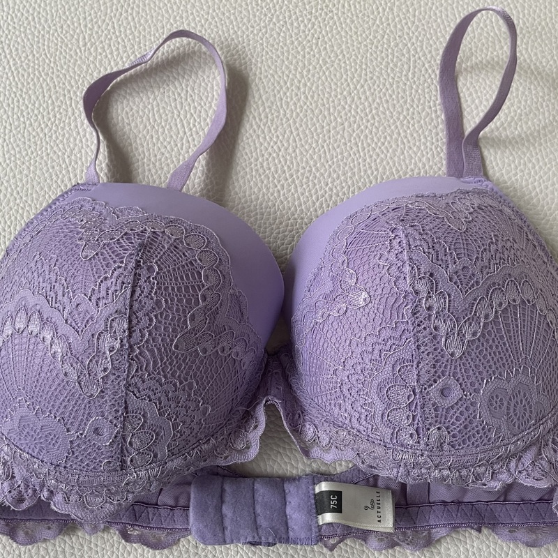 Laventelinväriset kaarituetut  push-up rintaliivit. 
Actuelle, koko 75 C