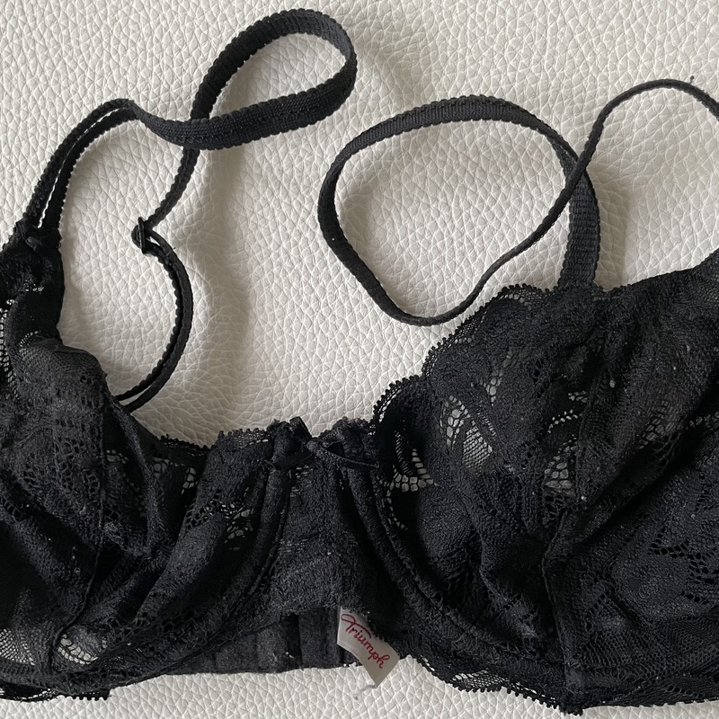 Mustat kaarituetut pitsirintaliivit.
Triumph, koko 75 C