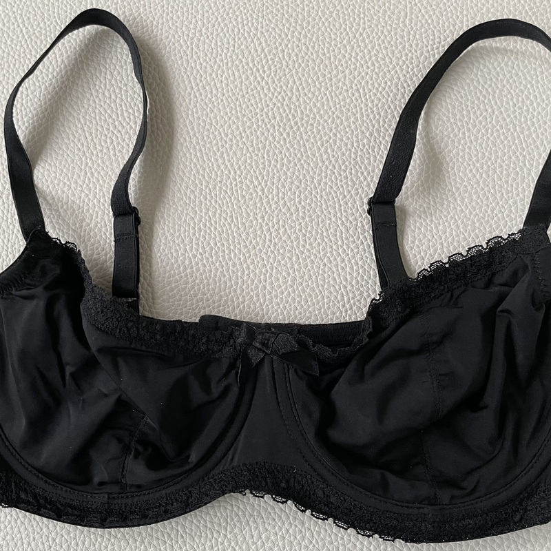 Mustat kaarituetut rintaliivit, reunoissa pitsikoristelu.
H&M, koko 75 D
