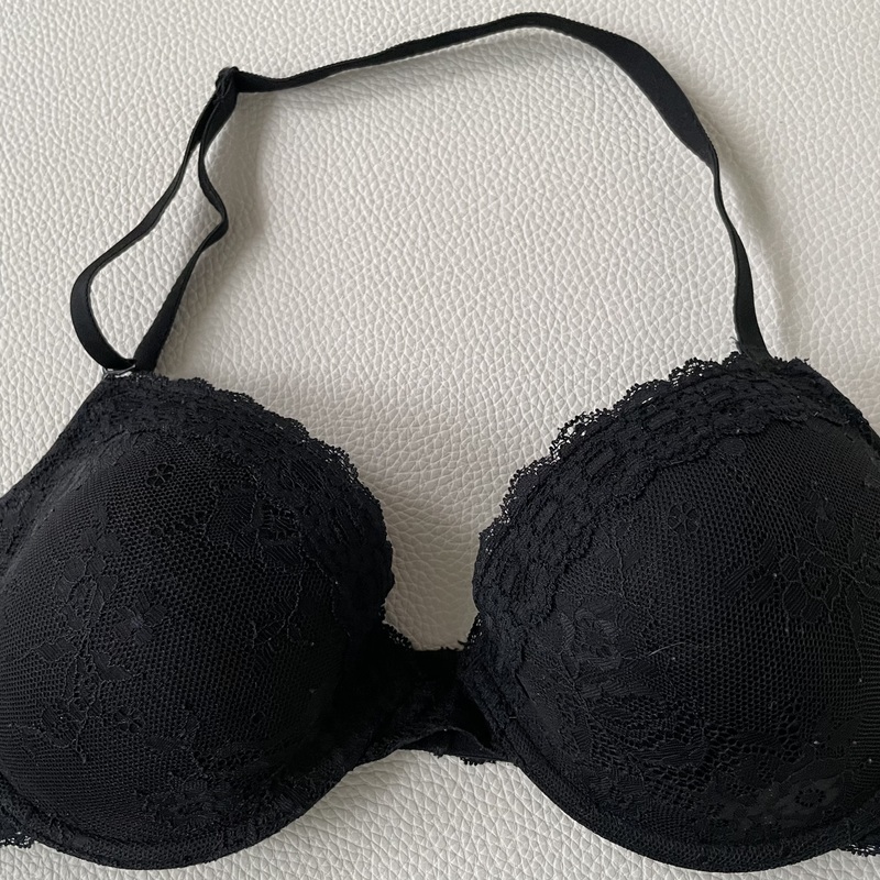 Mustat kaarituetut rintaliivit pitsillä.
Finn Wear, koko 70 B