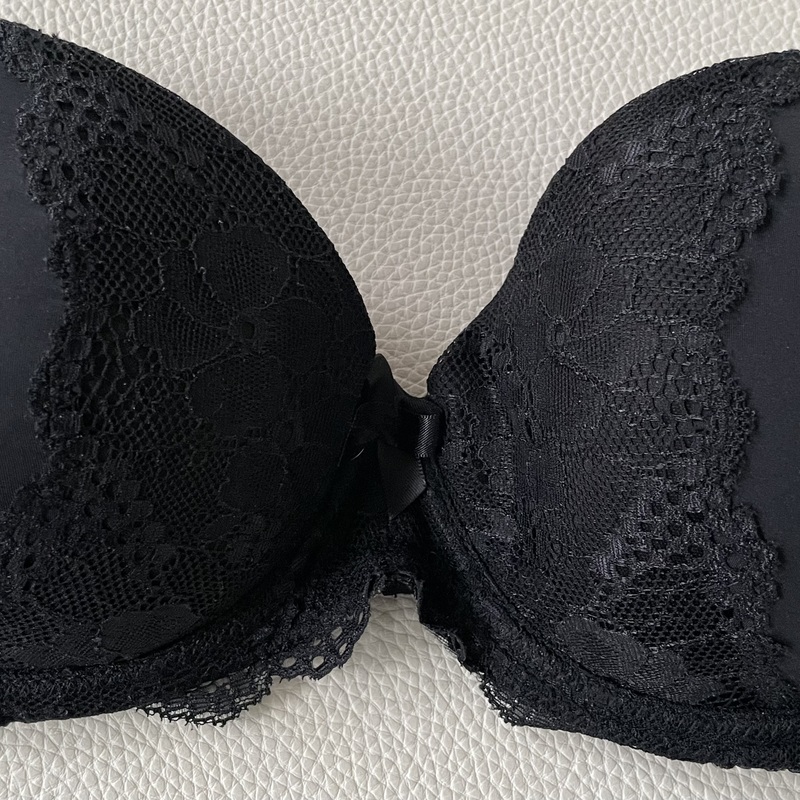 Mustat olkaimettomat push up- pitsirintaliivit kaarituin.
Koko 75 B