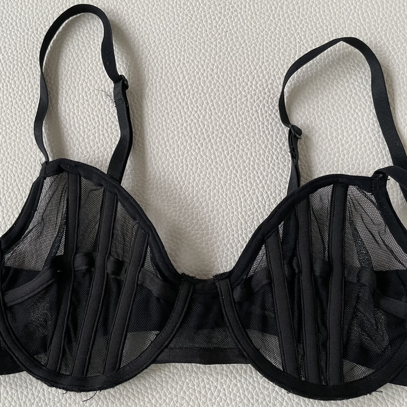Mustat ohuet ja läpikuultavat strappy-pitsirintaliivit. Kaarituki.
Koko n. 75 B