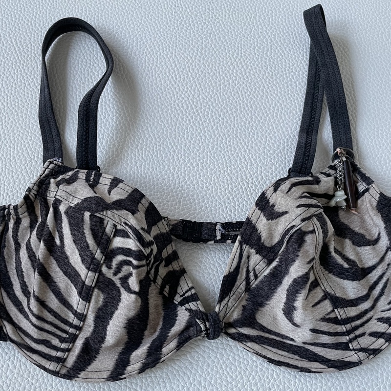 Seeprakuvioitu bikini-yläosa. Amuletit koristeena. 
Koko 75 C
