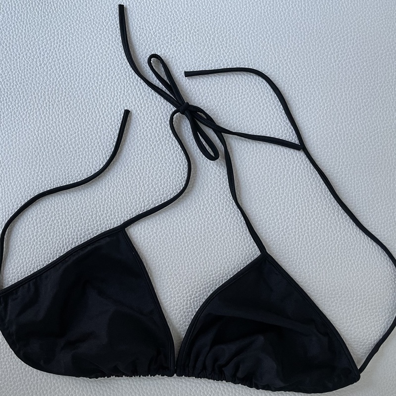 Musta puolikiiltävä narubikini-yläosa.
Koko  S