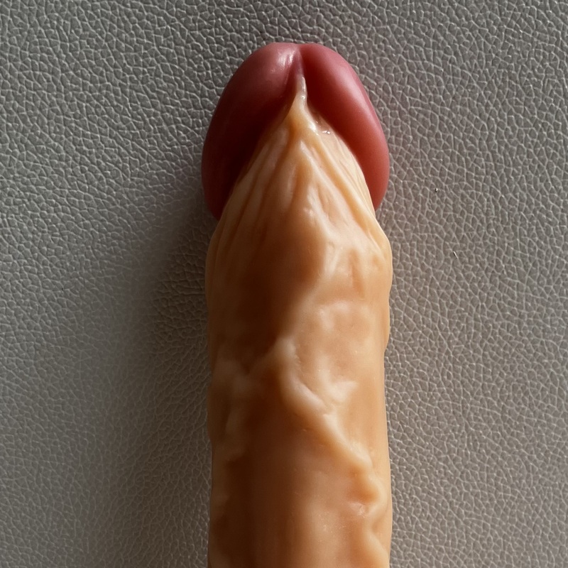Käytetty ja puhdistettu  realistinen jelly-dildo imukupilla. Kokonaispituus 22,5 cm, käyttöpituus 20,5 cm, läpimitta n.4,5 cm-5,5 cm, strap on-yhteensopiva.