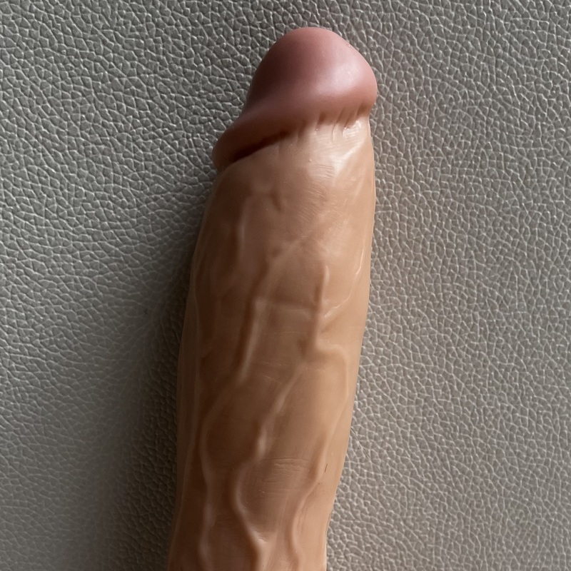 Käytetty ja puhdistettu nudenvärinen pehmeä realistinen dildo imukupilla. Kokonaispituus 21 cm, käyttöpituus 19 cm. Varren levein kohta läpimitta 4,5 cm.