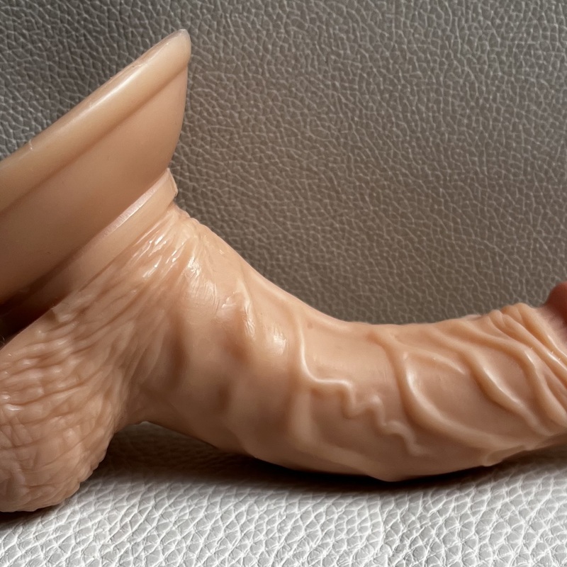 Käytetty ja puhdistettu nudenvärinen realistinen käyrä dildo imukupilla. G-pistestimulointiin. 
Kokonaispituus n. 15 cm, käyttöpituus n. 13 cm. Varren levein kohta läpimitta n. 4 cm.