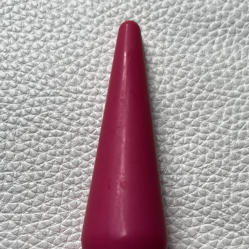 Käytetty ja puhdistettu. Pinkki  anustappi. Käyttöpituus 10 cm, levein kohta n. 2,5 cm.