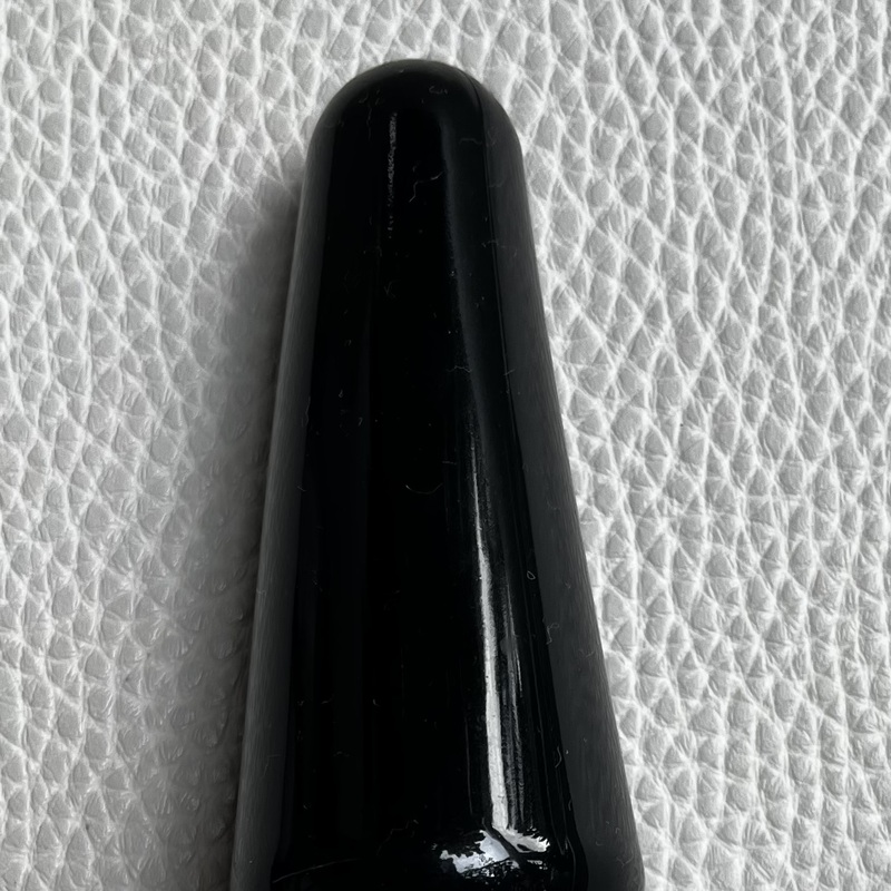 Käytetty ja puhdistettu musta anustappi vibralla.
Toimii litiumparistoilla.
Käyttöpituus n. 10,5 cm. Varren levein kohta n. 3,5 cm.