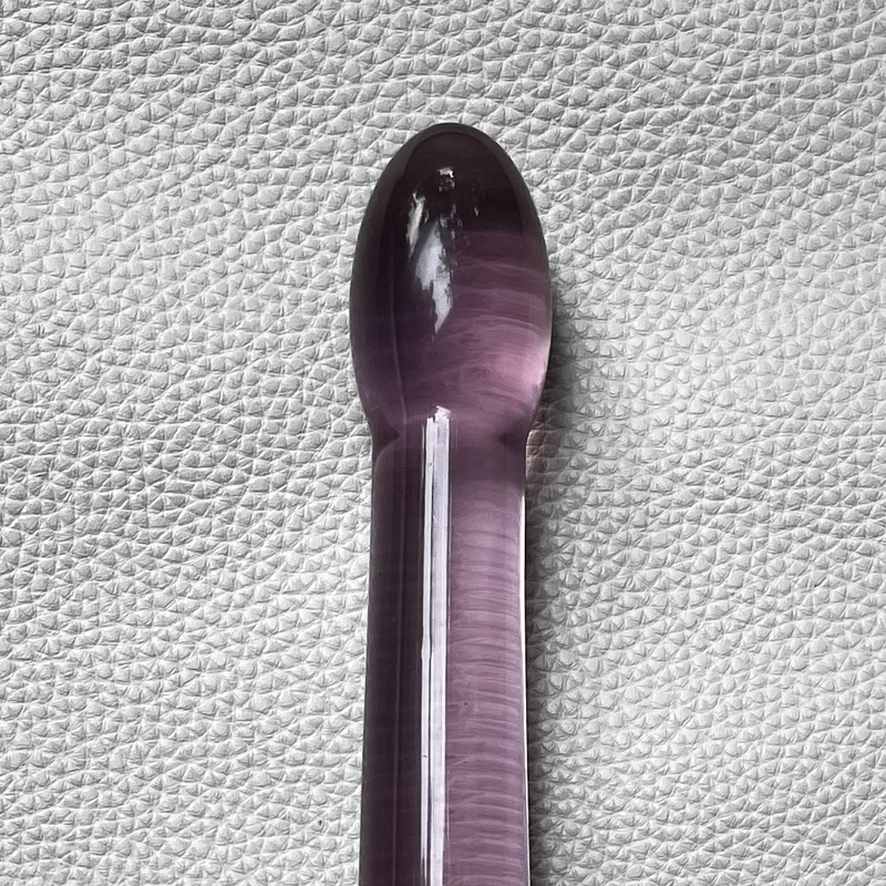 Käytetty ja puhdistettu joustava kaksipäinen dildo, kokonaispituus 45 cm. Läpimitta n. 3 cm.