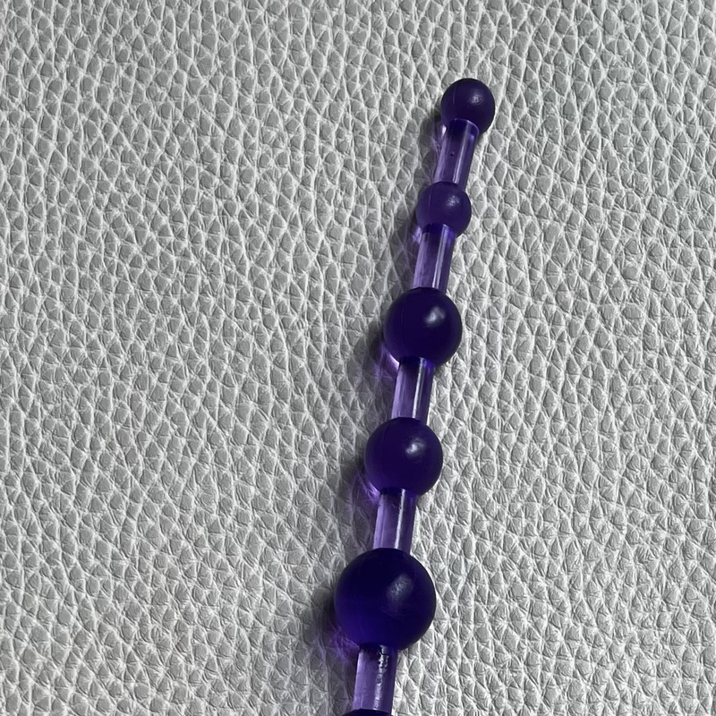 Käytetty ja puhdistettu. Sininen anaalihelminauha renkaalla. 
Kokonaispituus 31 cm, käyttöpituus 26 cm. Suurimman pallon läpimitta n. 2 cm.