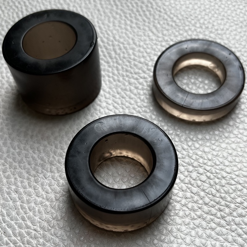 Käytetyt ja puhdistetut  joustavat penisrenkaat 3 kpl settinä.  Läpikuultava savunvärinen.
Sisäläpimitta 2,5 cm, korkeus 1, 2 ja 3 cm, ulkoläpimitta 4,5 cm.